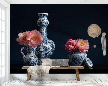 Stilleben mit Delfter Blau und Pfingstrosen von Elles Rijsdijk