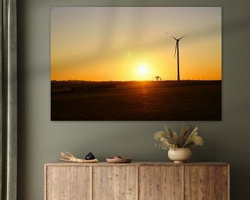 Moulin à vent au coucher du soleil sur une prairie sur Martin Köbsch
