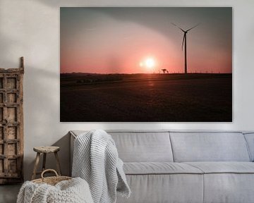 Windturbine bij zonsondergang op een weiland van Martin Köbsch