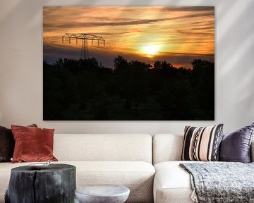 Hoogspanningsmast met bovenleiding in landschap