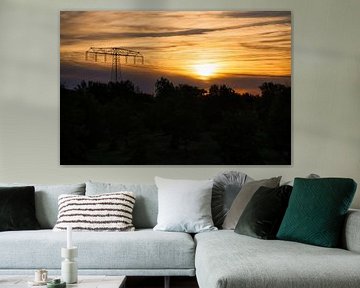 Hoogspanningsmast met bovenleiding in landschap