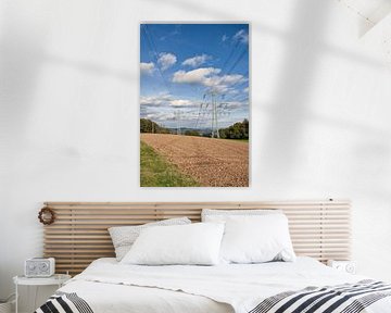 Hoogspanningsmast met bovenleiding in landschap