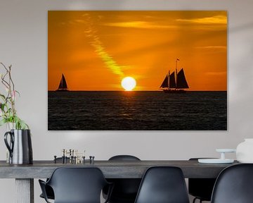 Verenigde Staten, Florida, Twee zeilboten naast de zon als zonsondergang op oceaan van adventure-photos