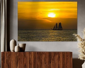 USA, Floride, Impressionnant ciel de coucher de soleil orange derrière deux maîtres voiliers sur adventure-photos