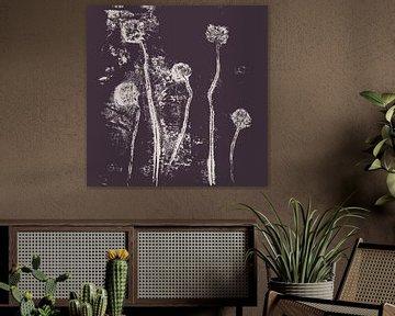 Abstrakte botanische Kunst. Blumen und Pflanzen in warmem Braun und Weiß. Kleeblätter von Dina Dankers