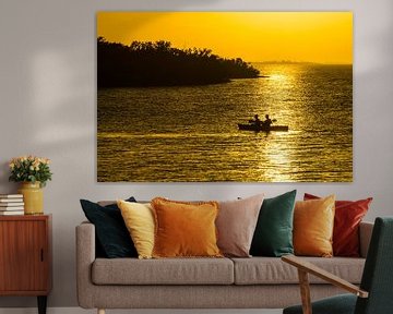 USA, Florida, Intensives orangefarbenes Sonnenuntergangslicht mit kleinem Kanu von adventure-photos