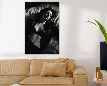 Portrait de boudoir élégant en noir et blanc sur Carla Van Iersel
