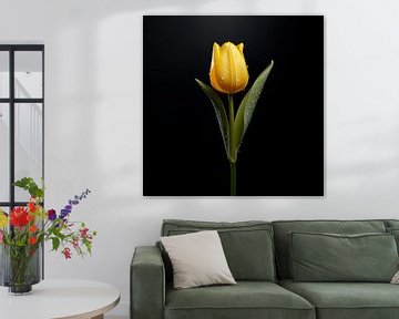 Gouden Stilte: Een Tulp in de Nacht van Karina Brouwer