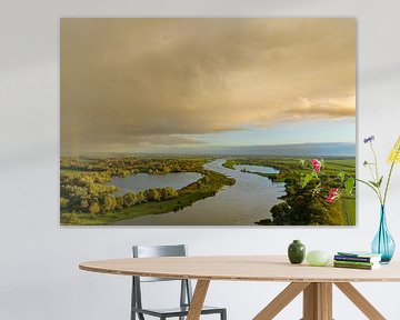 Blick von oben auf die Flusslandschaft der IJssel während eines herbstlichen Regenschauers von Sjoerd van der Wal Fotografie