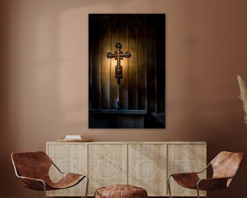 Metal crucifix with a burning candle in a small old church in Devon, United Kingdom von Hein Fleuren