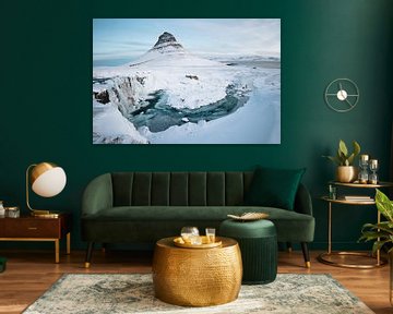 Der Berg Kirkjufell im Schnee, Island von Jeanine Verbraak