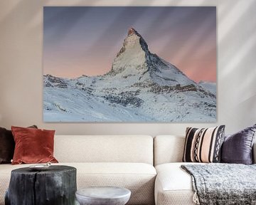 Alpenglühen während dem Sonnenaufgang im Winter am Walliser Matterhorn von Martin Steiner