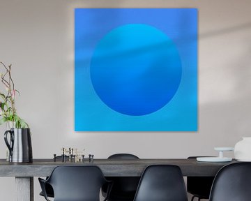 Art néon. Abstrait géométrique minimaliste coloré en bleu clair sur Dina Dankers