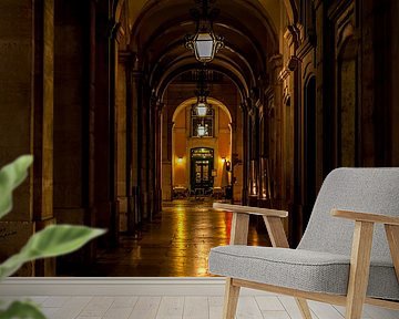 Lissabon doorkijkje in de avonds naar een café - restaurant bij het Praça do Comércio van Hein Fleuren