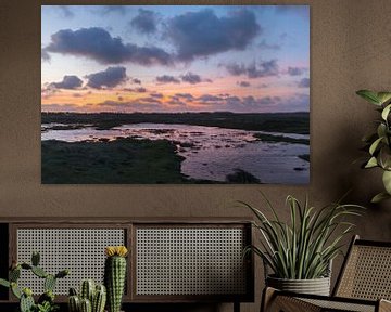 De open vlakte van de Grafelijkheidsduinen in Den Helder tijdens een kleurrijke zonsopkomst van Bram Lubbers