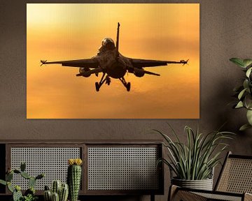 F-16-Kampfflugzeug während eines wunderschönen Sonnenuntergangs von KC Photography
