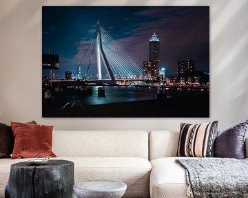 Erasmusbrug Rotterdam bij nacht. van Erwin Huizing
