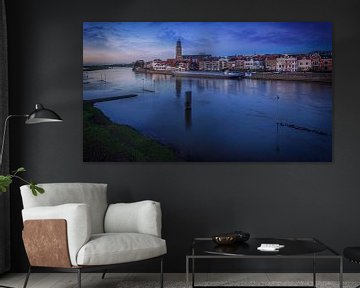 Der Fluss IJssel und Deventer am Abend bei Hochwasser von Bart Ros