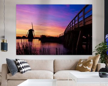 Mühle und Brücke bei farbenprächtigem Sonnenaufgang von Jesse de Boom