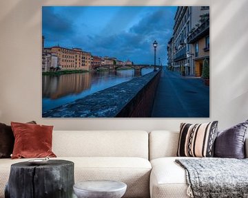 Florence, weg langs de rivier de Arno in blauwe uur van Maarten Hoek