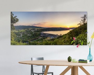 Panorama Edersee stuwdam en dorp bij zonsondergang