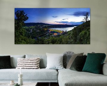 Panorama du barrage d'Edersee et du village avec le barrage éclairé en rouge et vert à l'heure bleue