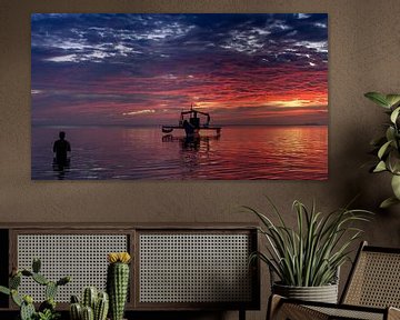 Coucher de soleil sur la mer en pirogue à balancier sur Ubo Pakes