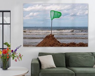 Groen visnet op strand voor de strandjutter. van Blond Beeld