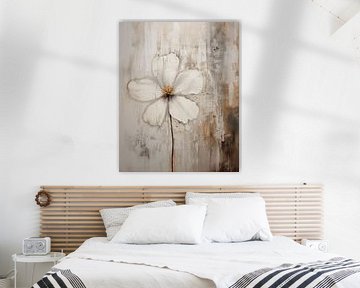 Witte bloem tegen een abstracte achtergrond in aardetinten van Studio Allee