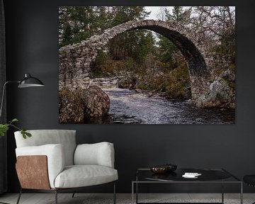Oude stenen brug over een beek in Schotland van Sylvia Photography