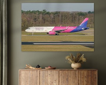 Wizz Air Airbus A321-231 taxiet naar de startbaan. van Jaap van den Berg