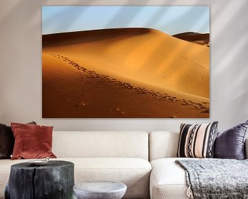 Zandduinen in Erg Chebbi woestijn Zuid Marokko met kamelen sporen. van Gonnie van de Schans