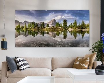 Bergsee in den Dolomiten mit schöner Spiegelung von Voss Fine Art Fotografie