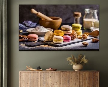 Macarons colorés sur une table de cuisine