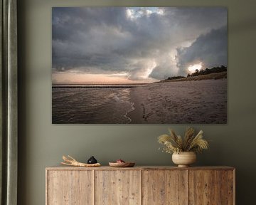 Plage de la mer Baltique avec nuages dramatiques et mer dans le Fischland Zings