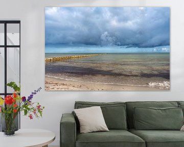 Plage de la mer Baltique avec nuages dramatiques et mer dans le Fischland Zings sur Thilo Wagner