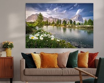 Bergmeer met prachtige bergbloemen in de Dolomieten in Zuid-Tirol van Voss Fine Art Fotografie