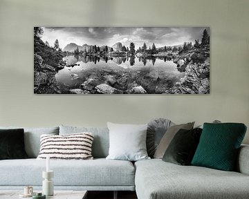 Bergsee mit schöner Berglandschaft in den Alpen in schwarz weiß von Manfred Voss, Schwarz-weiss Fotografie