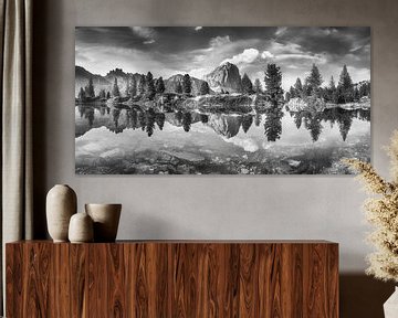 Lac de montagne dans les Dolomites avec un beau reflet en noir et blanc sur Manfred Voss, Schwarz-weiss Fotografie