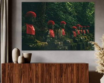 Statues de Bouddha en pierre avec détails rouges à Nikko, Japon sur Nikkie den Dekker | photographe de voyages et de style de vie