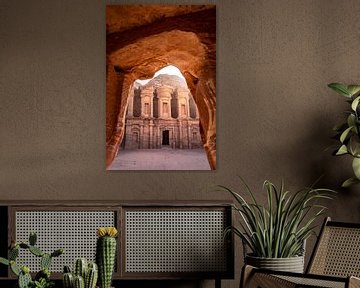 Doorkijkje naar de Monastery in Petra, Jordanië van Nikkie den Dekker | travel & lifestyle photography