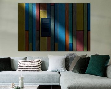 Gekleurde houten wand met lichtstraal van Wim Schuurmans