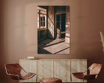 Licht und Schatten im Geisterdorf Kolmanskop in Namibia von Nikkie den Dekker | Reise- und Lifestyle-Fotograf