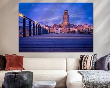 Deventer depuis l'hôtel IJsselhotel à l'heure bleue avec des lumières et des nuages