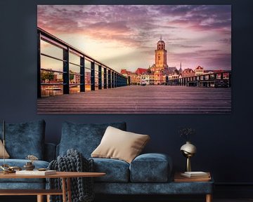 Deventer vanaf het IJsselhotel in het gouden uur met verlichting en wolken