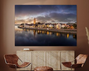 Blick auf Deventer am Abend mit Wolken und Spiegelungen im Fluss IJssel von Bart Ros