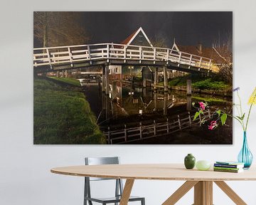 Magnifique pont blanc au-dessus de l'eau, le soir, dans le village pittoresque de De Rijp, au nord d'Amsterdam. sur Bram Lubbers