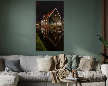 Une grande maison dans le village pittoresque de De Rijp, au nord d'Amsterdam, se reflète dans l'eau. sur Bram Lubbers