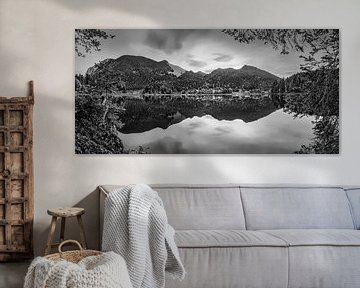 Spitzingsee in Beieren als panoramafoto in zwart-wit van Manfred Voss, Schwarz-weiss Fotografie