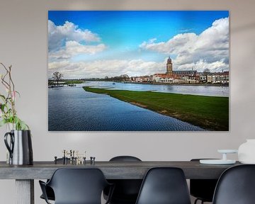 Aangezicht van Deventer vanaf de Wilhelminabrug met de IJssel en wolken.